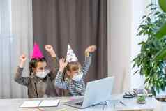 快乐家庭兄弟姐妹庆祝生日互联网检疫时间self-isolation家庭值在线生日聚会，派对
