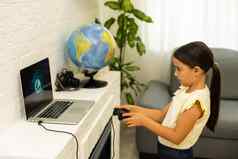 女孩玩游戏移动PC电脑操纵杆控制器