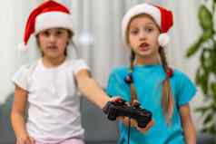 肖像不错的甜蜜的漂亮的可爱的有吸引力的迷人的有趣的快乐的积极的女孩圣诞老人帽子坐着窟玩视频设备战斗