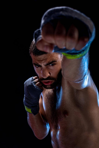 拳击手准备好了交易强大的打击照片肌肉发达的男人。强大的手握紧的拳头蓝色的条纹黑色的背景