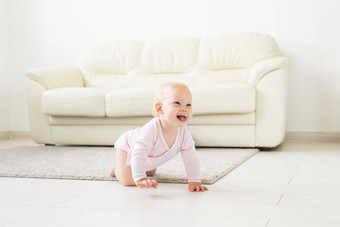 童年孩子们幼稚概念<strong>爬行</strong>有趣的婴儿女孩在<strong>室内</strong>首页