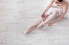 芭蕾舞女演员把尖端芭蕾舞鞋子优雅的腿