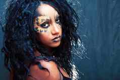 美非洲式发型女孩猫使有创意的豹打印脸特写镜头万圣节女人