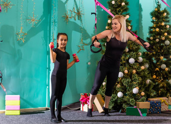 妈妈。女儿健身圣诞节树健身房一年圣诞节假期健身健身房概念