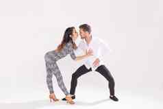 社会跳舞巴恰塔kizomba祖克探戈概念男人。拥抱女人跳舞白色背景复制空间