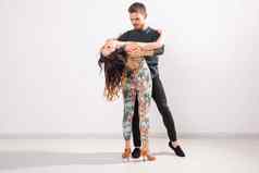 社会跳舞巴恰塔kizomba探戈萨尔萨舞人概念年轻的夫妇跳舞白色背景复制空间