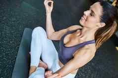 生活快乐健康的生活年轻的美丽的健身女人运动服装坐着瑜伽席莲花构成健身房冥想保持眼睛关闭