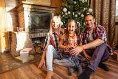 主题圣诞节一年家庭圆年轻的高加索人家庭坐着木地板上首页生活房间壁炉圣诞节树