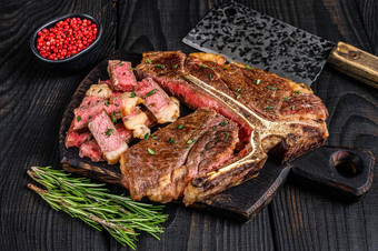 切片烤丁字牛排餐馆牛肉肉牛排牛排餐厅菜单黑色的木背景前视图