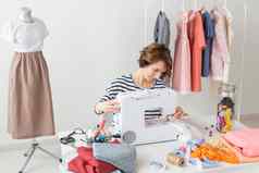 概念设计师衣服女人裁缝工作工作室