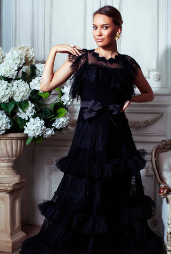 年轻的漂亮的女人黑色的花边时尚风格衣服摆姿势丰富的室内皇家酒店房间奢侈品生活方式人概念