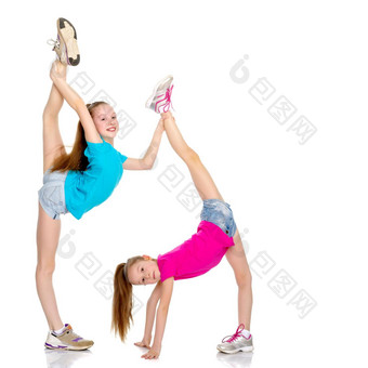 女孩体操运动员执行练习