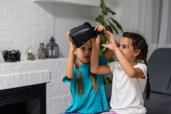 女孩玩视频游戏虚拟现实眼镜