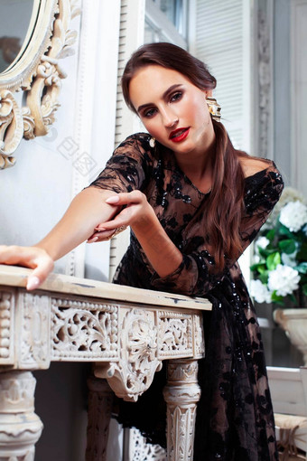 年轻的漂亮的女人黑色的花边时尚风格衣服摆姿势丰富的室内皇家酒店房间奢侈品生活方式人概念