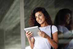 微笑阿拉伯女孩数字平板电脑业务背景