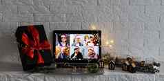圣诞节一天虚拟会议团队在家中上班家庭视频调用远程会议移动PC网络摄像头屏幕视图多样化的肖像爆头满足工作首页办公室快乐小时聚会，派对在线