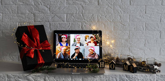 圣诞节一天虚拟会议团队在家中上班家庭<strong>视频</strong>调用远程会议移动PC网络摄像头屏幕视图多样化的肖像爆头满足工作首页办公室快乐小时聚会，派对在线