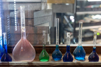 化学实验室进行化学实验实验实验室烧瓶测试管彩色的液体孩子进行实验化学实验室科学