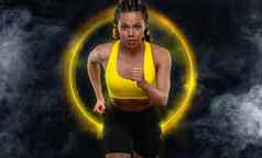 短跑运动员运行强大的运动女人运行黑色的背景穿运动服装健身体育运动动机跑步者概念