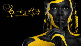 艺术时尚黑色的黄色的化妆令人惊异的非洲式发型美国女人化妆泄漏黄金油漆笔记色彩斑斓的艺术身体