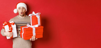 概念冬天假期一年庆祝活动图像惊讶英俊的的家伙毛衣圣诞老人他接收礼物持有盒子礼物惊讶