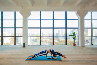 瑜伽体式室内大全景窗口体育娱乐美丽的年轻的女人瑜伽构成个人体育