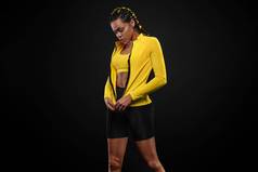 非洲美国女人运动员肌肉发达的年轻的健身体育女人锻炼健身健身房穿黄色的运动服装