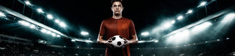 少年足球球员男人。足球运动服装游戏球体育运动概念宽照片