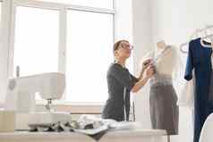 裁缝裁缝时尚展厅概念一边视图女时尚设计师测量材料人体模型办公室
