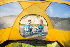 人夏天旅游自然概念年轻的夫妇休息野营帐篷