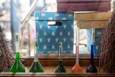 化学实验室进行化学实验实验实验室烧瓶测试管彩色的液体孩子进行实验化学实验室科学