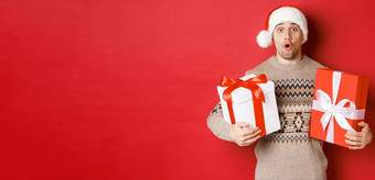 概念冬天假期一年庆祝活动图像惊讶有吸引力的的家伙圣诞老人他圣诞节毛衣接收礼物持有礼物惊讶