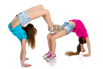 女孩体操运动员执行练习