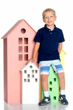 男孩玩色彩斑斓的房子