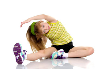 体操运动员执行杂技元素地板上