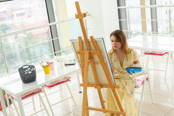 艺术类画概念女人艺术家工作绘画工作室