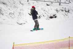 游客享受玩滑雪滑雪板滑雪度假胜地假期