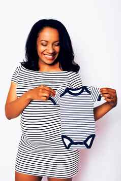 年轻的漂亮的非洲美国女人怀孕了快乐微笑摆姿势白色背景孤立的生活方式人概念Copyspace