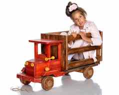 女孩玩木车