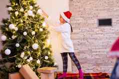 快乐孩子女孩笑房间圣诞节树穿时尚的毛衣童年圣诞节时间