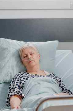 老女人滴袋睡觉医院病房床上