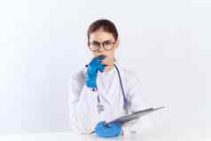 女医生坐着表格蓝色的手套药物治疗测试