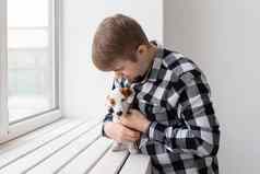 人宠物动物概念年轻的男人。拥抱小狗窗口白色背景