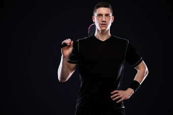 羽毛球球员运动服装球拍羽毛球黑色的背景