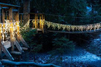 圣诞节灯饰桥黄色的花环桥冬天晚上