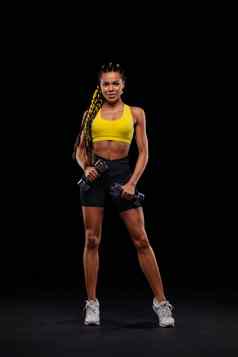 非洲美国女人运动员健美运动员肌肉发达的年轻的健身体育女人锻炼哑铃健身健身房