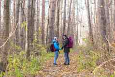 旅行旅游徒步旅行自然概念游客走公园背包穿着蓝色的黑色的夹克