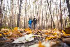 冒险旅行旅游徒步旅行人概念微笑夫妇走背包秋天自然背景