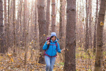 冒险旅行旅游徒步旅行人概念微笑旅游女人走背包秋天自然背景