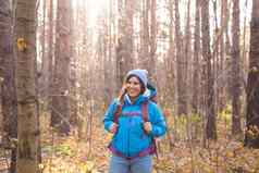 人徒步旅行自然概念女旅游走秋天森林